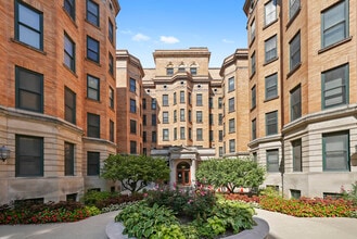 Building Photo - 550 W Surf St
