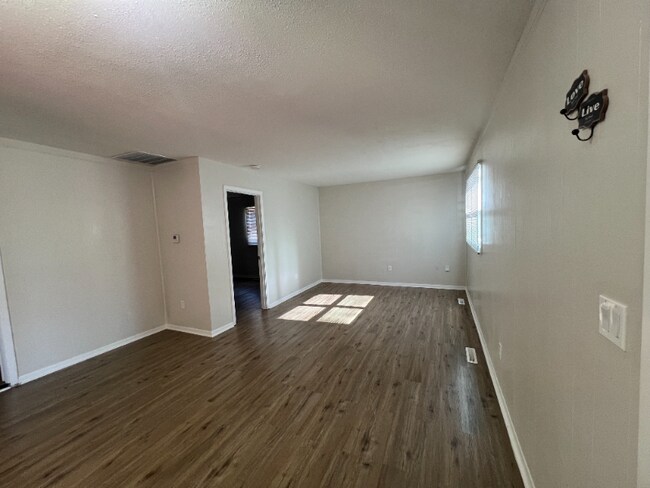 Foto del edificio - 912 E Skinner St