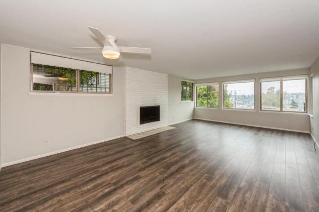 Building Photo - 2 bedroom in Seattle WA 98199