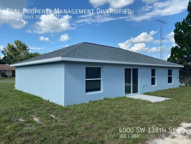 Building Photo - Desirable SW Ocala Neighborhood 3/2/2 **Wo...