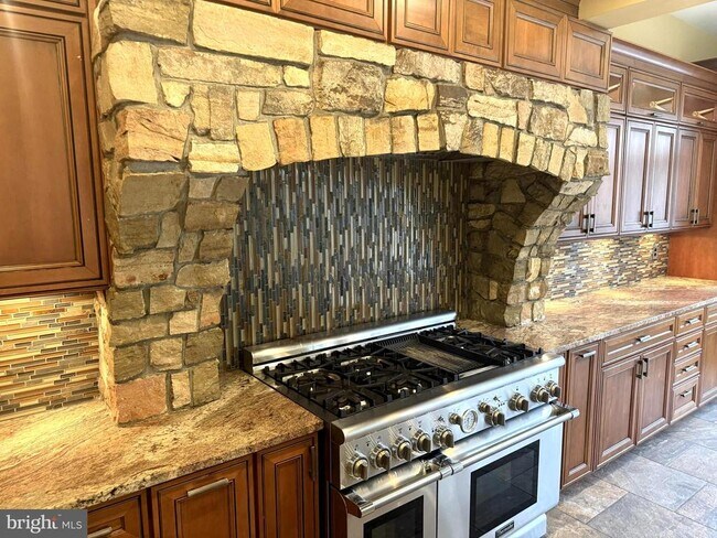 Foto del edificio - 2054 Madrillon Rd