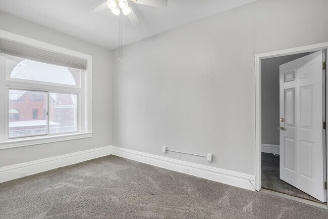 Foto del edificio - 5 Bed 2.5 Bath - Central Oakland.  ALL UPD...