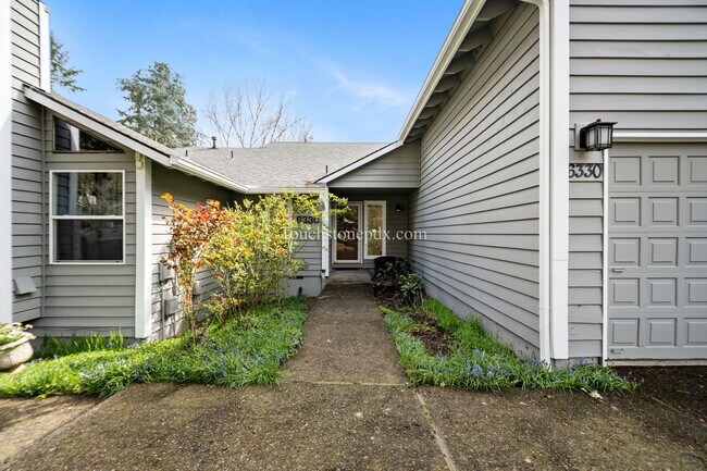 Foto del edificio - Move in by June 15 and get 2 weeks FREE! Charming Beaverton Home with Fireplace, Deck, and Attach...