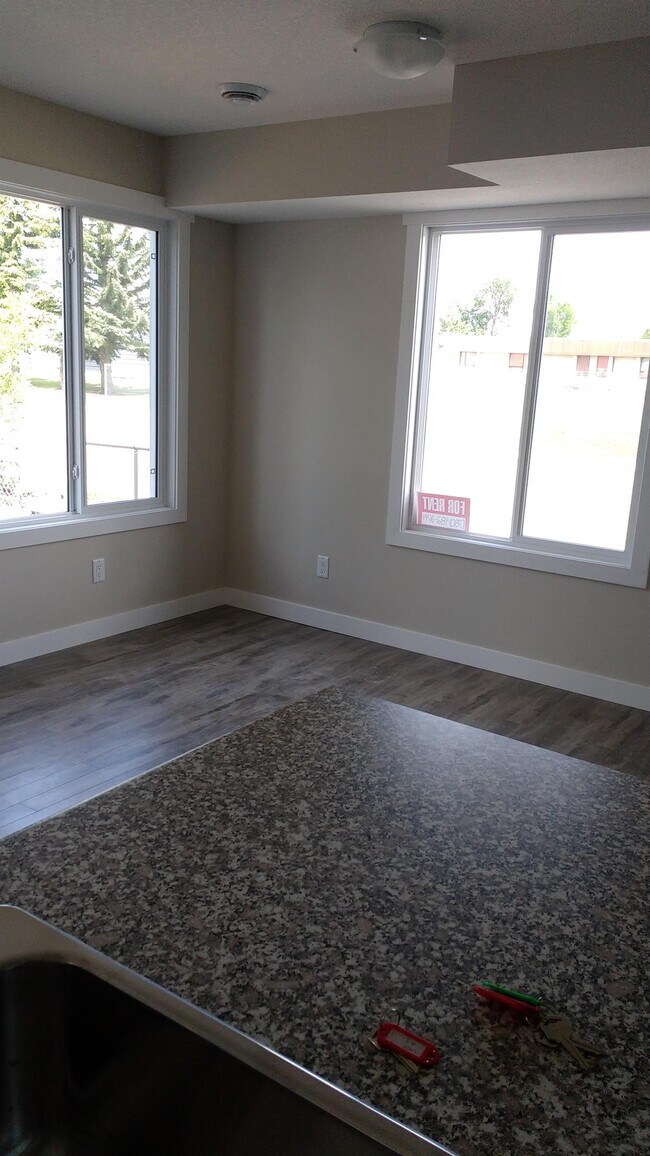 Building Photo - 25 Bed 0 Bath Unit in Calmar, AB