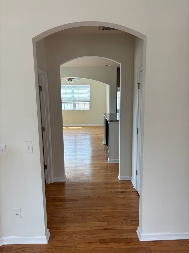 Foto del edificio - Renovated 3Bd, 2.5Ba End Unit Lake Norman Townhome with Fenced-in Yard and 1 Car Garage Coming Soon