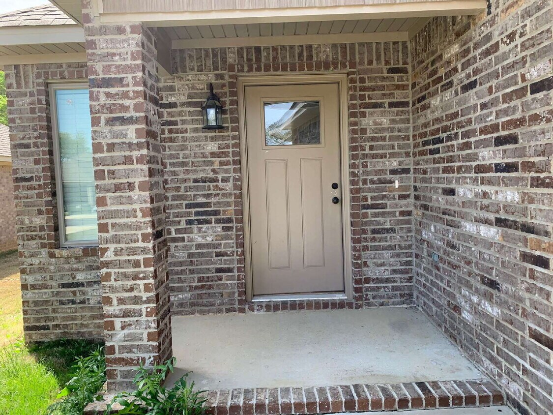 Foto principal - Charming 3-Bedroom Home with 2 Full Baths ...