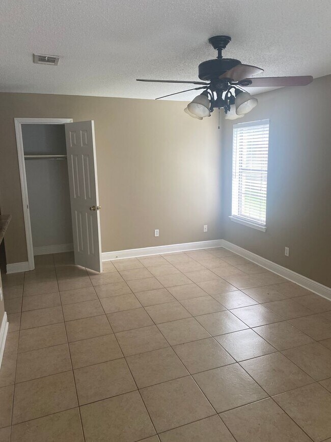Foto del edificio - 2 bedroom 2bath Duplex
