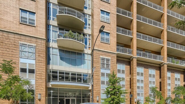 Building Photo - 950 W Monroe St