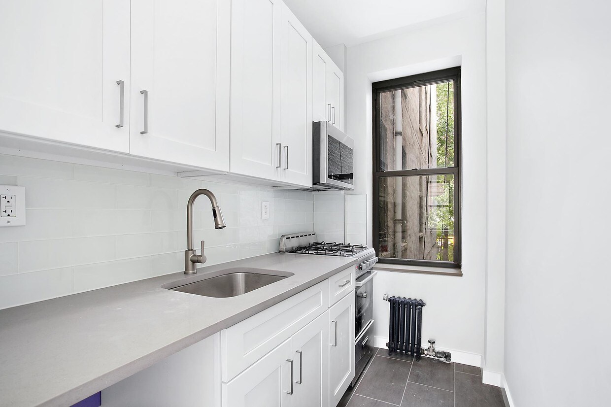 Building Photo - 482 Tompkins Avenue