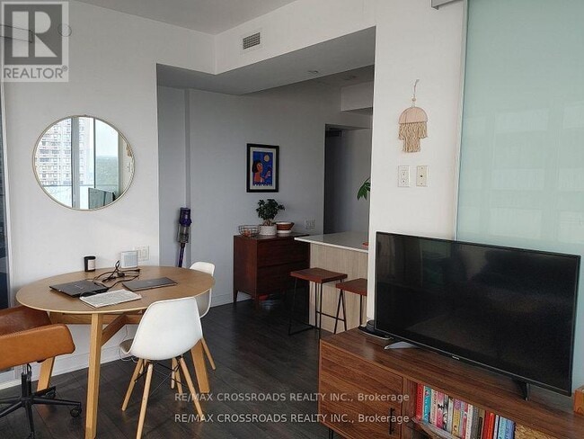 Building Photo - 42 Charles St E