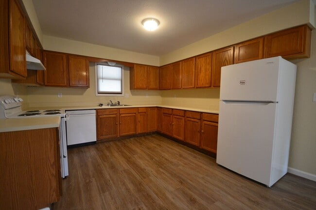Building Photo - 3 Bed 1 Bath House with a 1 Car Garage For...