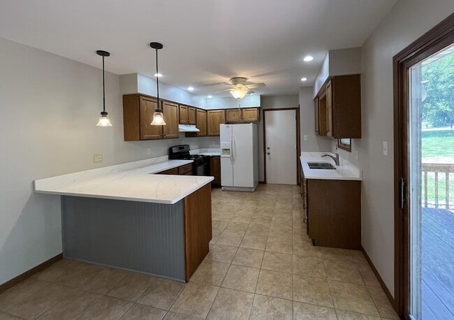 Building Photo - 852 Burr Oak Dr