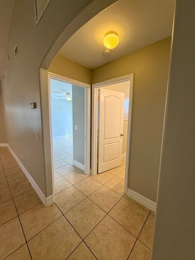 Foto del edificio - Prime Cape Coral Location — Spacious 2 Bed...