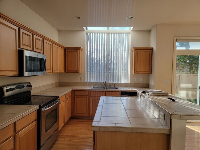 Building Photo - 4 bedroom 2.5 bath Newly updated home in F...