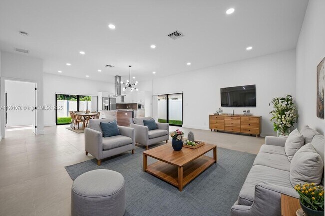 Photo - 1041 W Lakewood Rd House