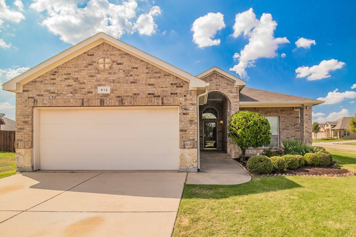 Foto principal - COMING SOON! Corner lot home in a quiet cu...