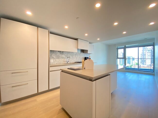 Building Photo - 889 Pacific St