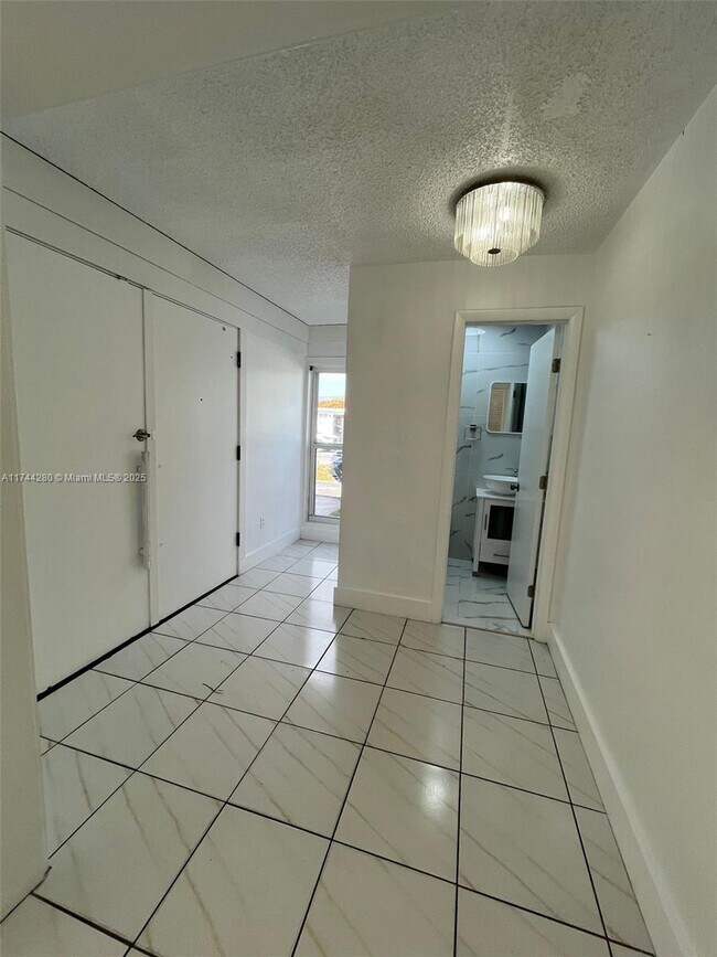 Foto del edificio - 20415 Highland Lakes Blvd