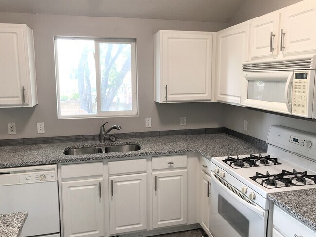 Foto del edificio - **Coming Soon** 8/1 Move in SW Omaha Charm...