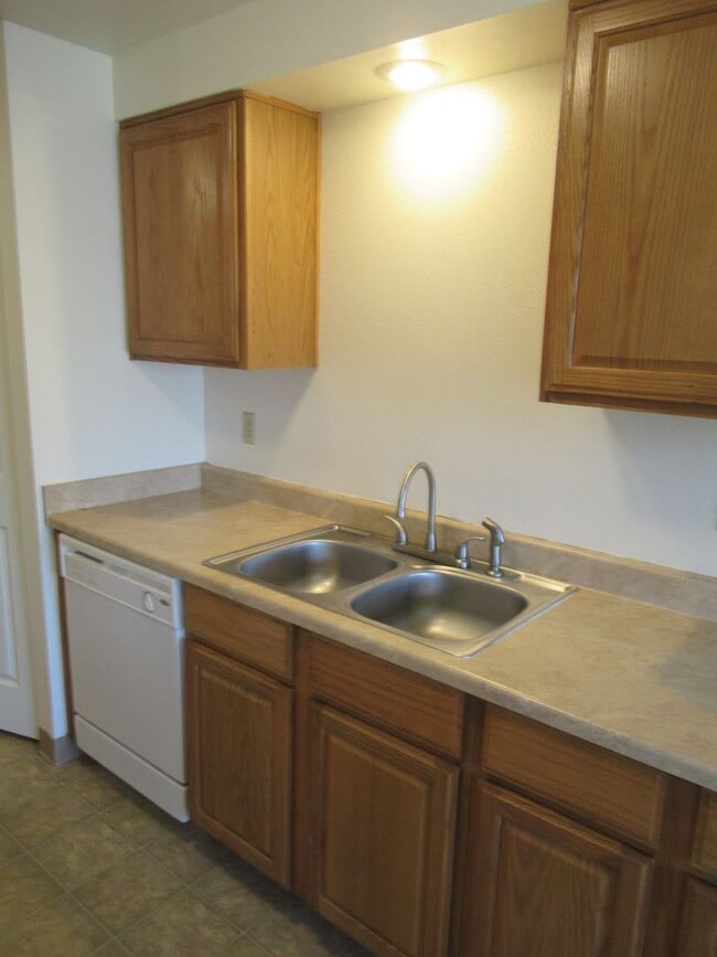 Building Photo - Two Bedroom Apt. w/ Washer and Dryer