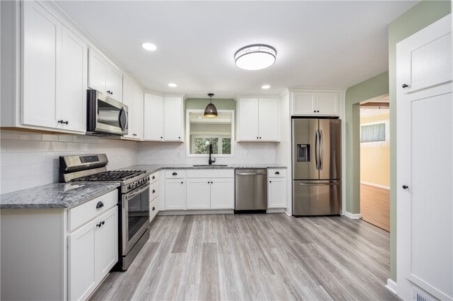 Building Photo - 503 Pineview Dr