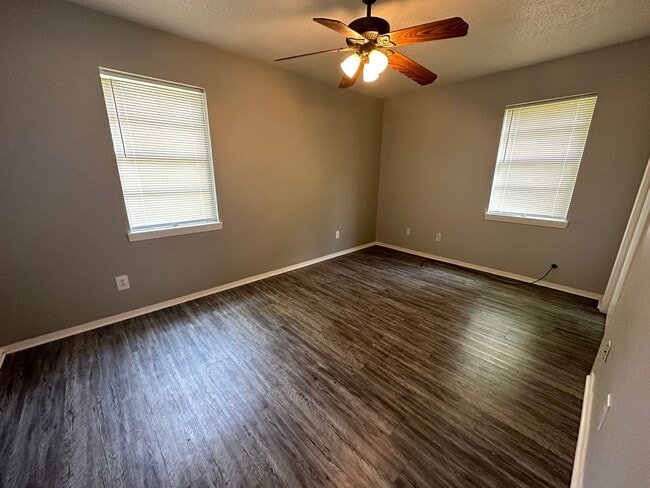 Building Photo - Like New Bossier Home