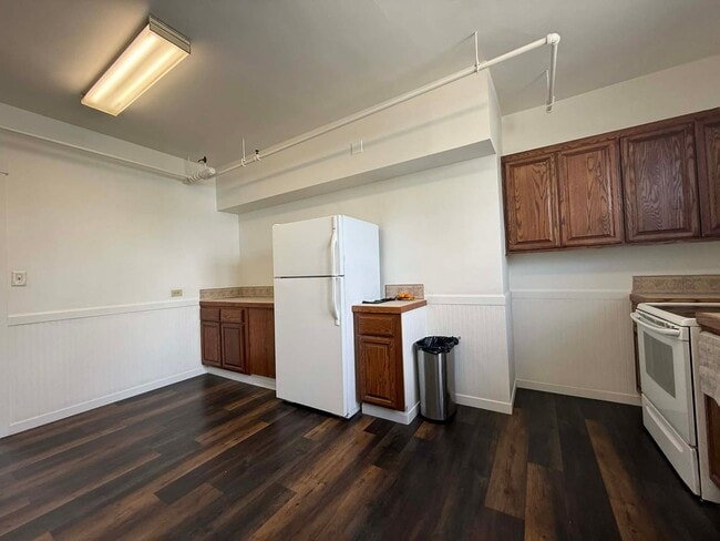 Building Photo - 2BR/1Bath 1500 Sq Foot Apartment - Newly Renovated