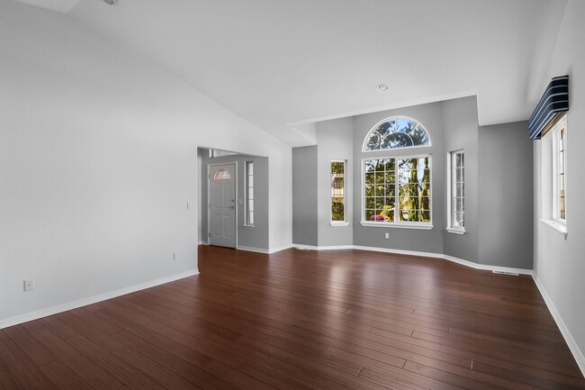 Building Photo - 3 Bed 2.5 Bath - Cul-De-Sac Location - Ful...