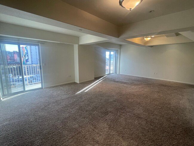 Foto del edificio - 2 Bedroom Condo in Riverwalk Tower!