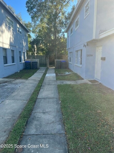 Building Photo - 1209 Tropic St