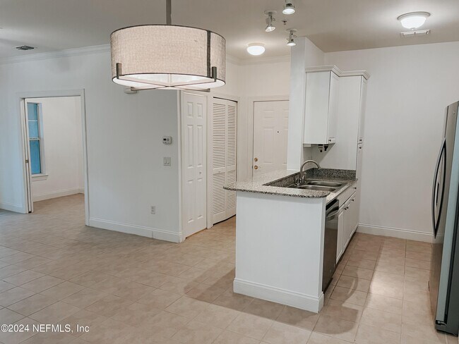 Building Photo - 135 Legendary Dr