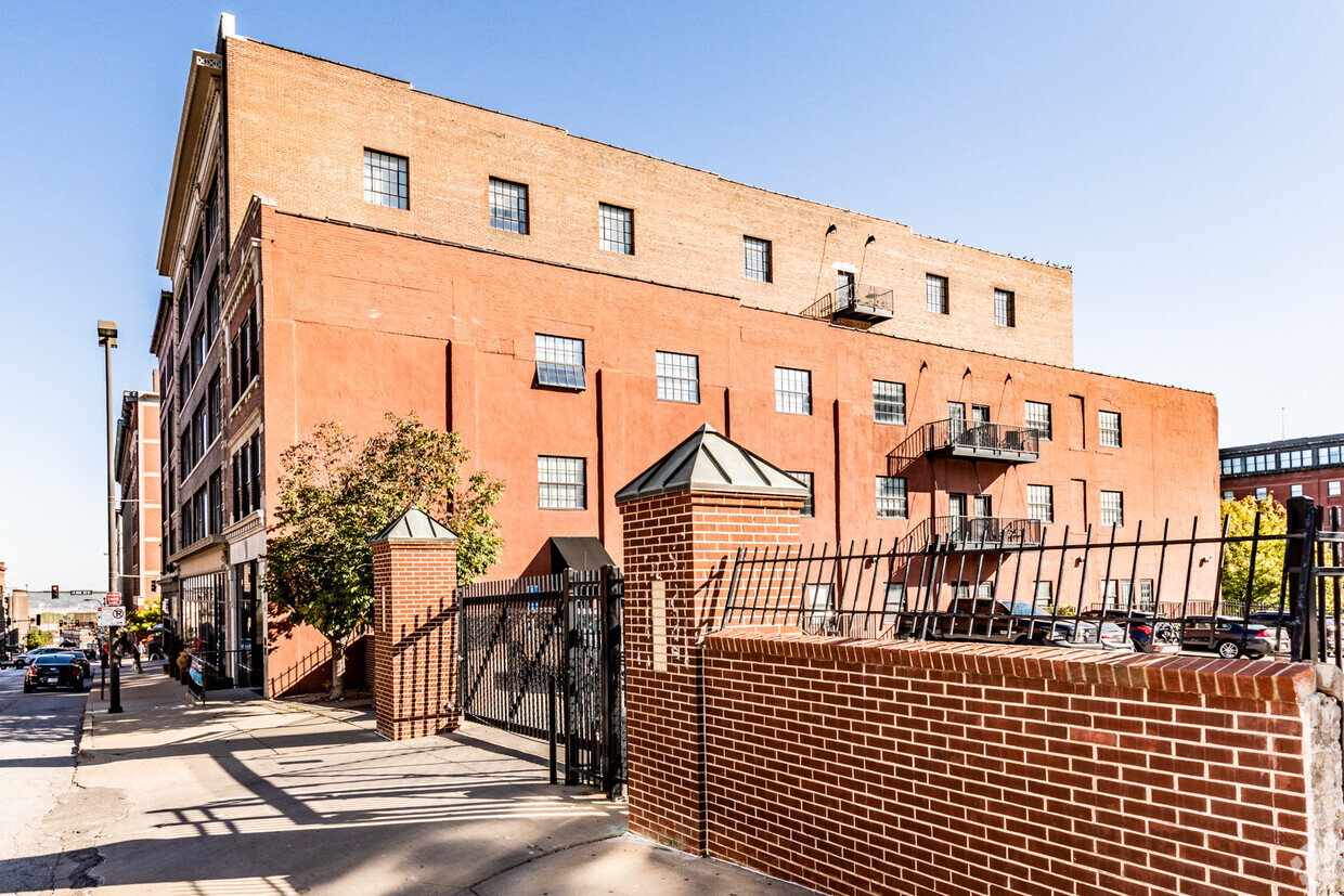 Building Photo - 915 Broadway Apartments