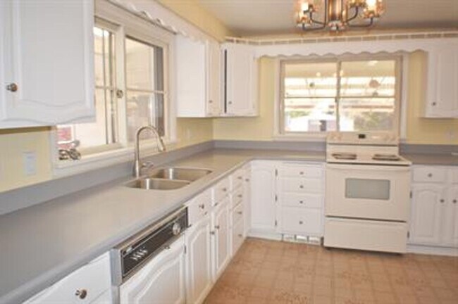Foto del edificio - Updated house with original hardwoods and 2-car garage!