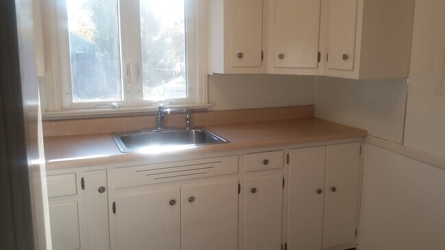 Kitchen - 144 Norwood Ave