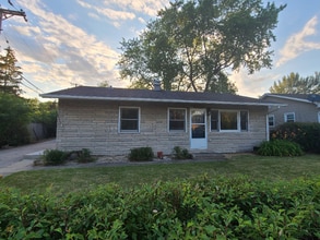 Building Photo - 202 E Streamwood Blvd