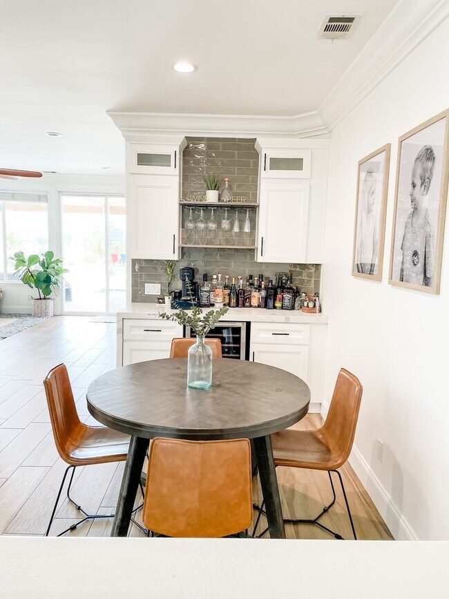 Building Photo - Gorgeous 4 bed, 2 bath cul-de-sac home