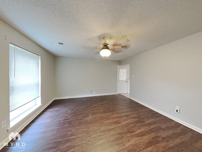 Foto del edificio - 5021 Woody Cove