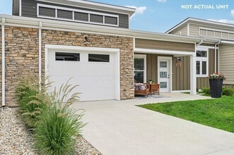 Building Photo - 933 Persimmon Ln