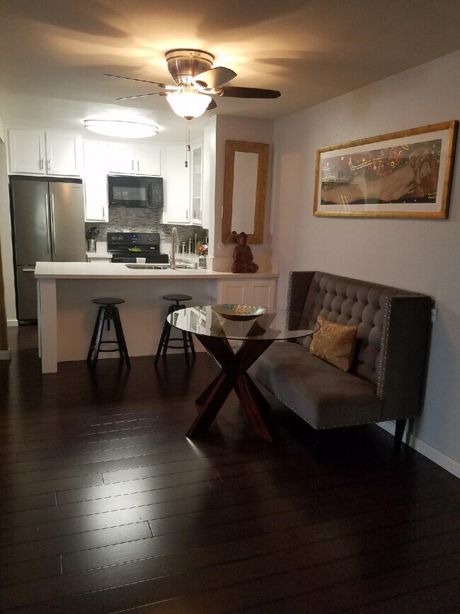 Dining area - 550 W Regent St Apartment