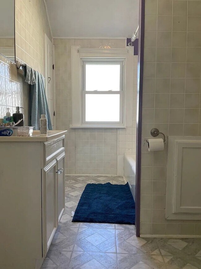 Foto del edificio - Spacious 5-Bedroom Rental Near Campus & Do...