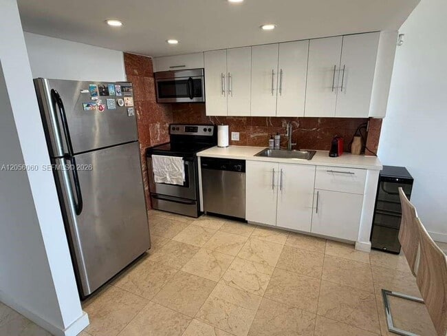 Building Photo - 20335 W Country Club Dr