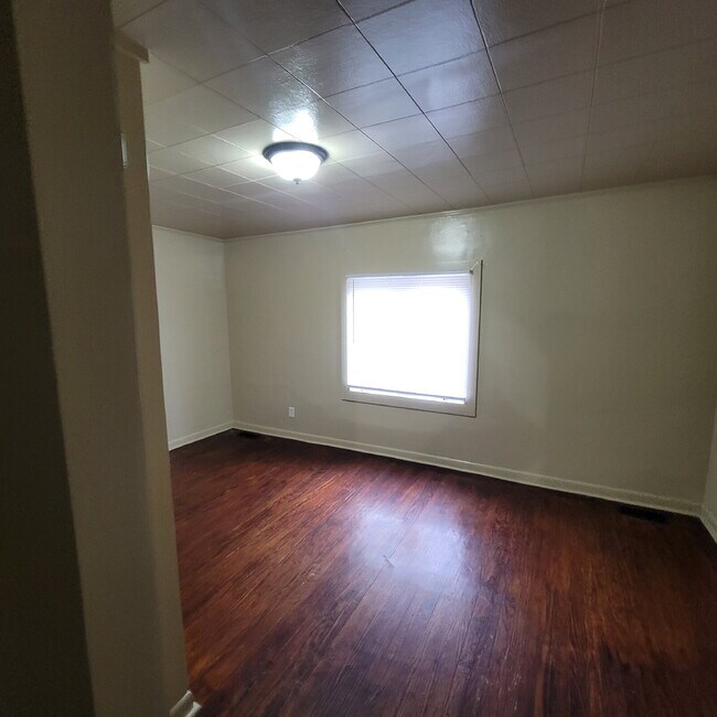 Foto del edificio - WEST SIDE HOUSE WITH 4 BEDROOMS, 2 BATHS, AND HUGE GARAGE/WORKSHOP COMBO