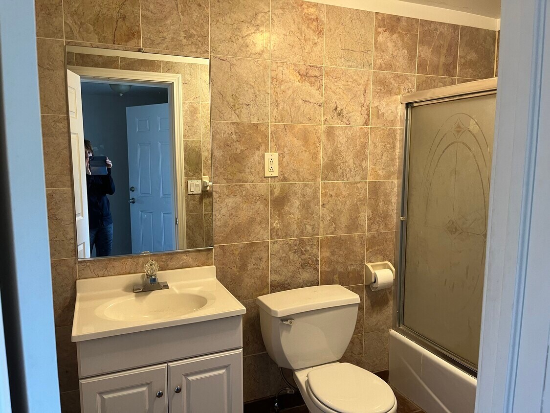 Full bath with tub/shower - 1648 Abbott Rd