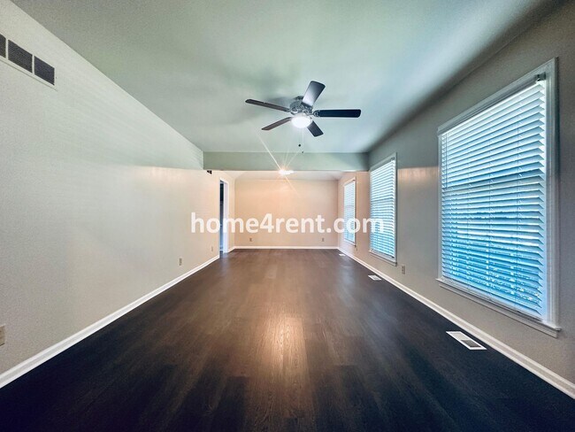 Foto del edificio - Cozy Ranch Home in Shawnee w/ Plenty of Natural Light, Wood Floors Throughout and an Updated Kitc...