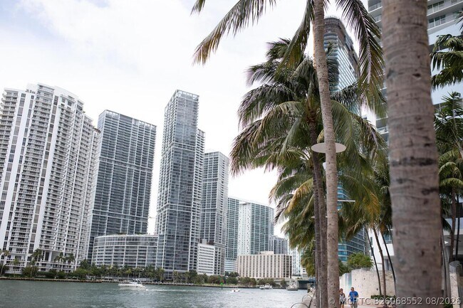 Foto del edificio - 325 S Biscayne Blvd