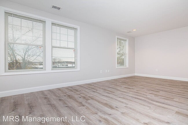 Building Photo - 114 Sylvan St