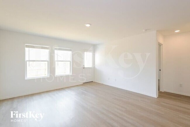 Foto del edificio - 10551 McClintock Dr