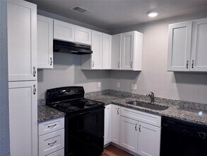 Building Photo - 901 Parmer Ave