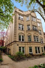 Building Photo - 1421 W Thome Ave