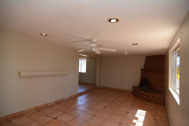 Building Photo - Charming 4 Bedroom 2 Bedroom! Great South ...